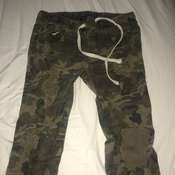 FashionNova Camo Jeans - Picture 2 of 6